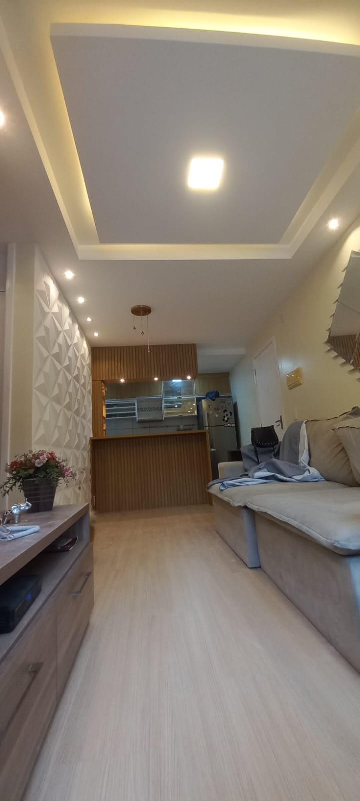 Sala com sanca de gesso e lustre