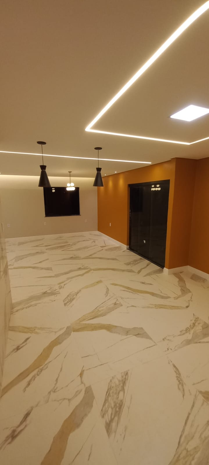 Piso de porcelanato elegante em ambiente reformado