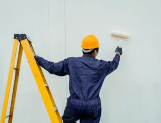 Profissional pintando uma parede durante uma reforma